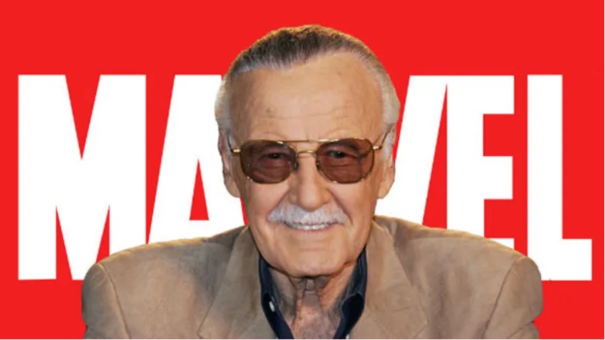 Stan Lee in front a Marvel Logo